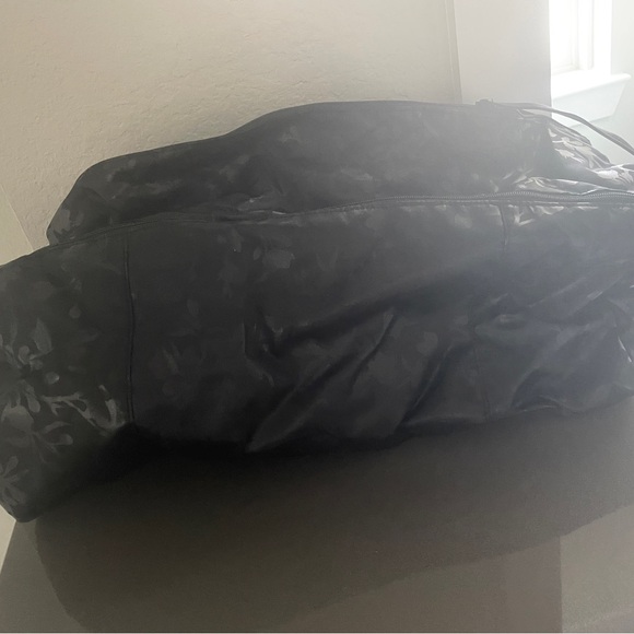 🖤 Victoria's Secret Black Floral Duffle Bag 🖤 - Picture 11 of 12